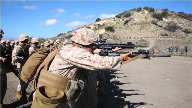 海军陆战队步兵学校手把手教会新兵使用武器