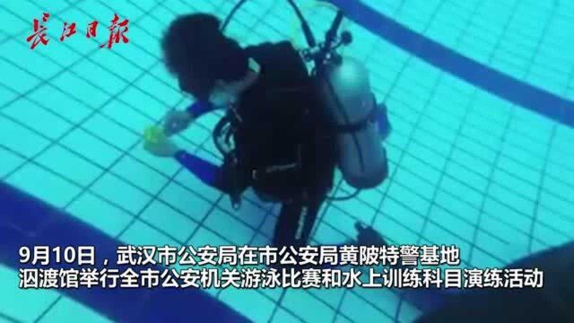 水下搜证、搜爆:潜水员用水下手语,水下机器人配合作战