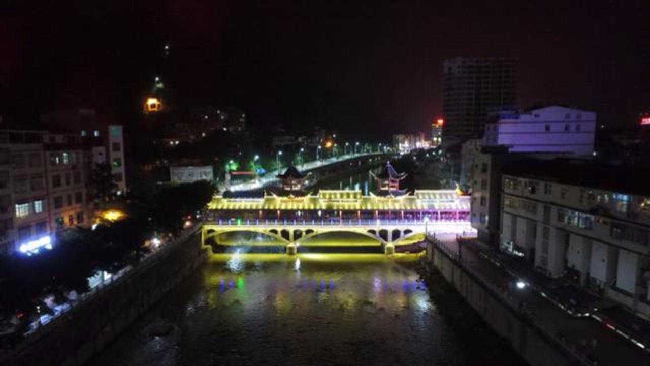 首拍广西田林县夜景夜晚的双虹桥灯光璀璨聚集了很多老人