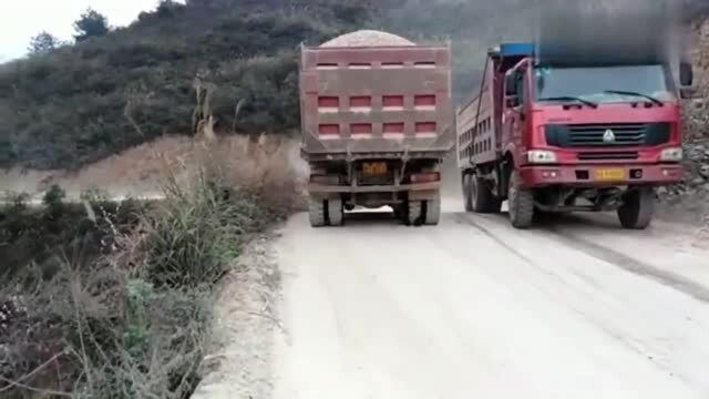 农村路窄,两重型货车会车,1号大货车司机的这行为让人钦佩!