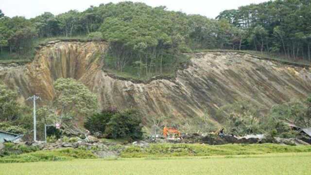 日本又出事了!北海道6.9级地震,大面积山体滑坡!