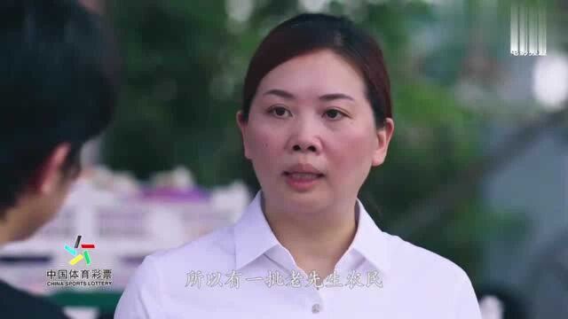 温暖有光放映队来到荆州当地果园 王祖蓝自告奋勇要为村民带货