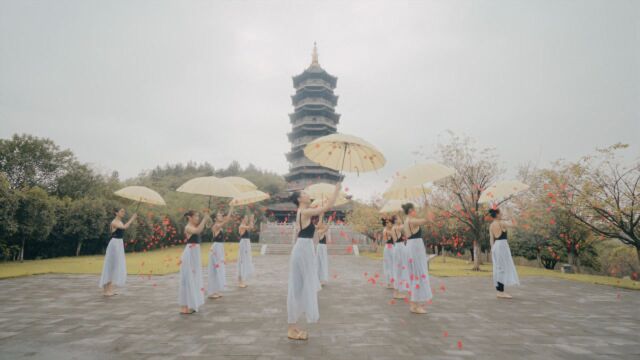 少女们真叫人魂牵梦萦!你可能不知道在雨中跳舞能有多美!