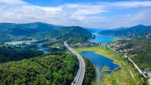 航拍那迷:百色右江汪甸乡,乐里河畔两琶村