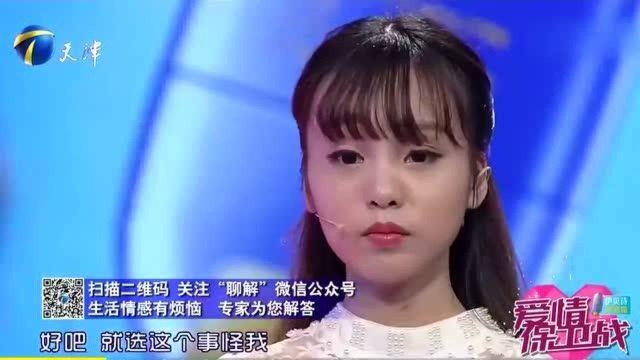 小伙惹女友生气,跑出去避风头,没带手机最后只能趴楼道写检讨!