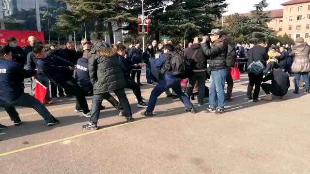 近日,刚到国机集团河南洛拖厂址面前场面,一、二加油欢呼声一同起鸣.原来是洛拖企团内部各分公司集活拼搏进取拔河比赛精神,展现出企团