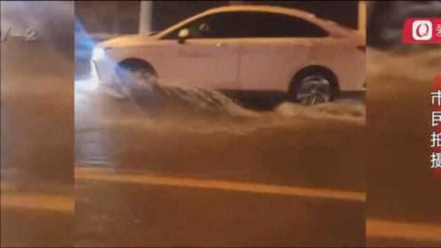 青岛一自来水管道深夜破裂,现场水流成河!市民:水快到马路上了