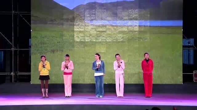 象牙村五仙女同台表演,一起为观众唱歌助兴,真是难得一见