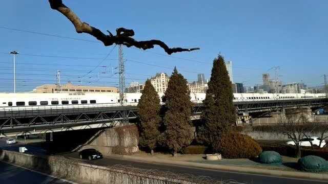 北京东便门角楼冬季风景,遇和谐号动车组进北京站