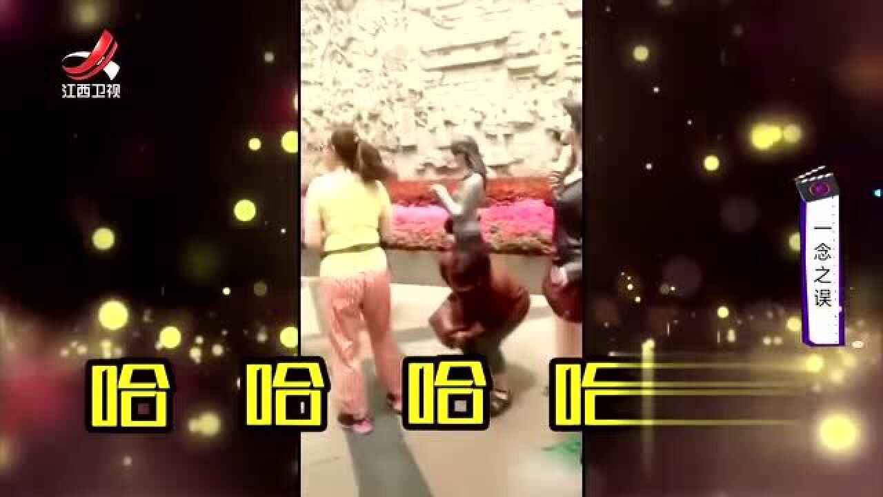 大妈与雕塑合影,却误摸游客腰!这“惊喜”真是说来就来