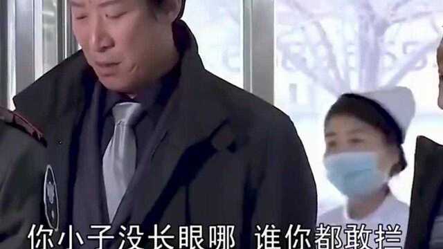 老总在医院抽烟,还当众羞辱保安,下一秒保安把他扔出去