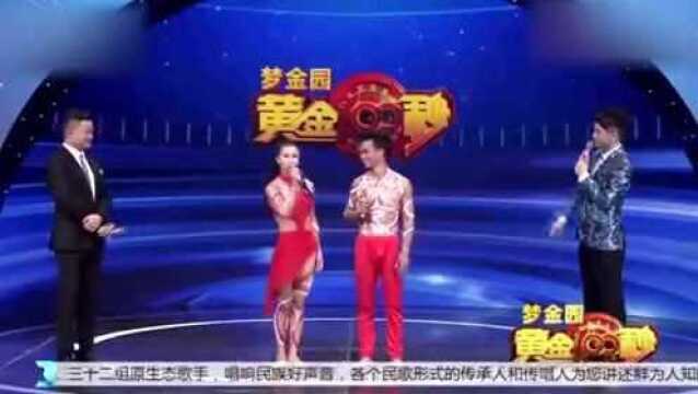 恩爱夫妻上台秀恩爱狂撒狗粮,现场展现“力与美”,台下掌声不断