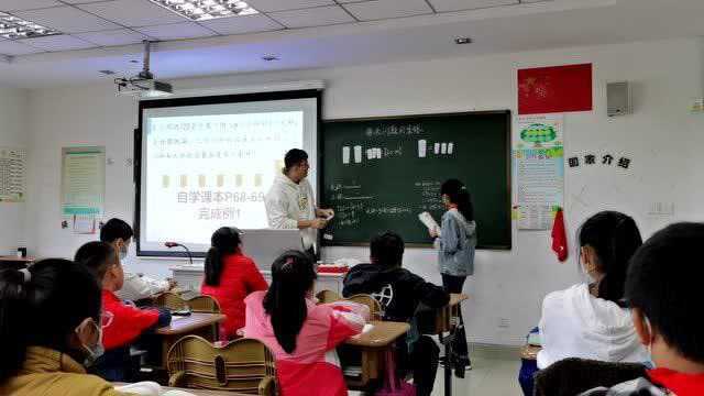 跨小六9班(数学肖英杰老师)的孩子在讲“假设法”解题(尝试反馈教学)