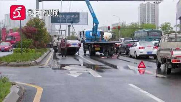 突发!贵阳这里宝马车“四脚朝天”翻倒,安全气囊弹出碎玻璃