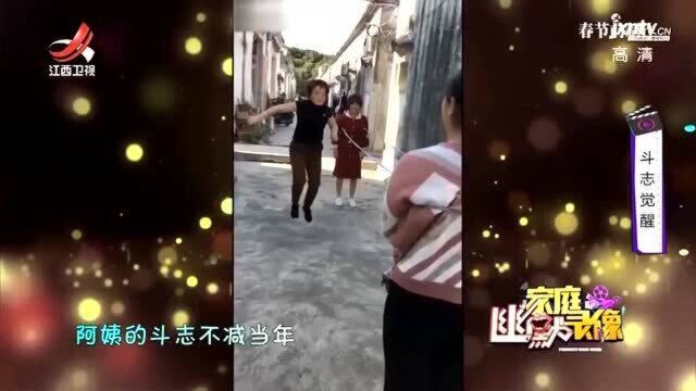 阿姨玩起了跳牛皮筋,拼尽全力一声吼,脸面丢尽当场跪