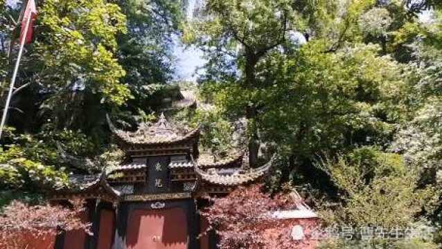 在都江堰二王庙山上俯瞰伟大的水利工程和周边的美景