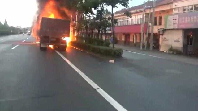 舒城:桃溪镇路旁的大货车燃起熊熊大火,高温天气谨防车辆“上火”