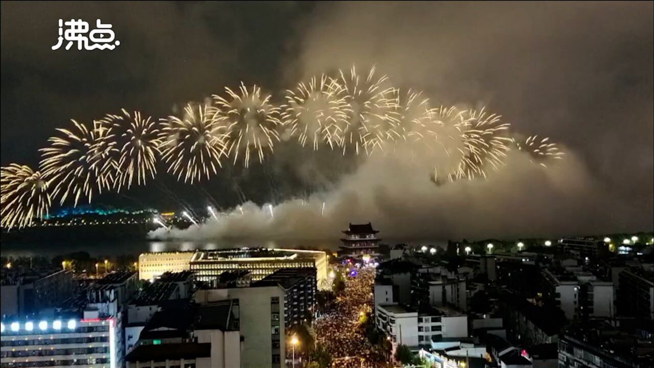 长沙橘子洲上演震撼烟花秀 绚丽烟花映红湘江两岸