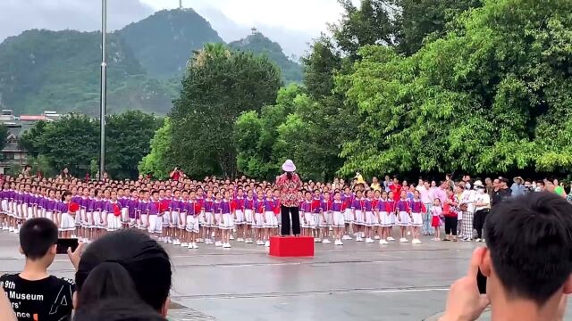 广西贺州灵峰广场现场人山人海,这是发生了什么事情?