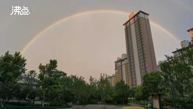 北京雨后现壮美彩虹与橘色晚霞交相辉映 市民记录下飞机穿越彩虹画面