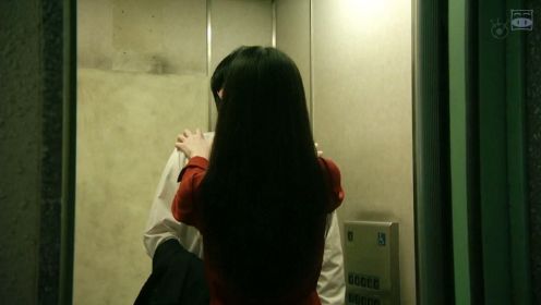 红衣女鬼住在电梯里，将去往8楼的乘客，带回阴间给自己作伴