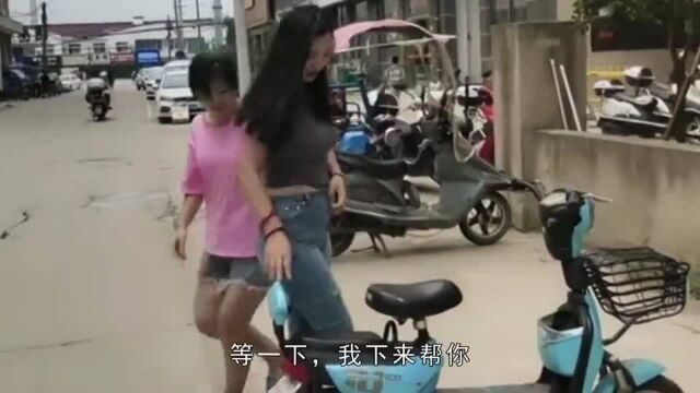 美女,放电动车一马吧,你这身材真坐不下啊!