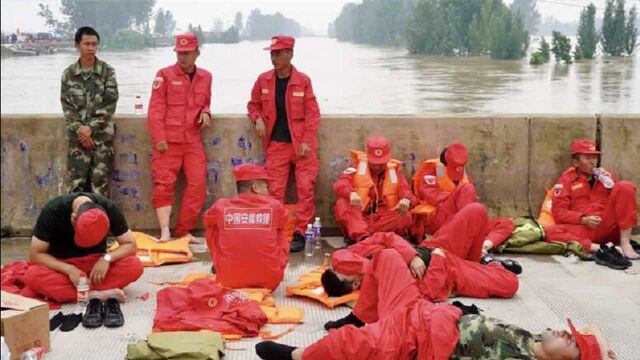 河南新乡卫辉暴雨侵袭告急,村民惊呼:子弟兵来了就有希望