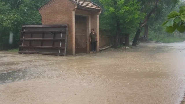 礼泉今天下午下了一个多小时大雨