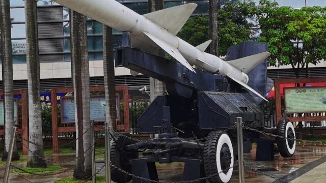 深圳横岗镇教育红色军事教育基地,坦克.高射炮.火箭炮.飞机