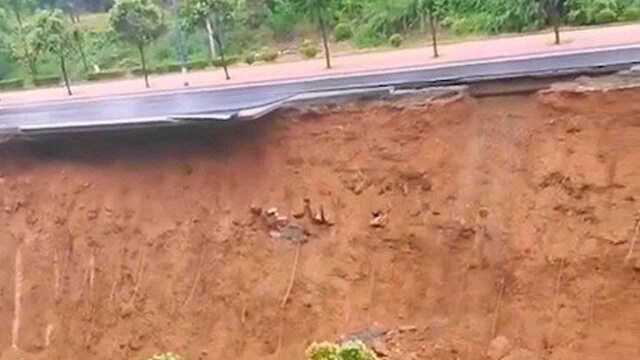 吓人!洛阳新安县一小区路段因暴雨坍塌,两名行人与死神擦肩