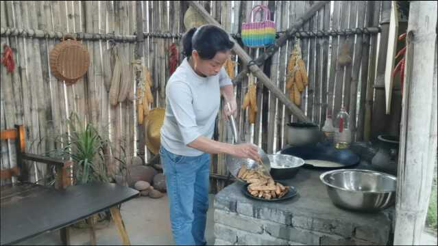 今天炸的红薯芋头片,外焦里嫩,搭着油茶吃味道真不错