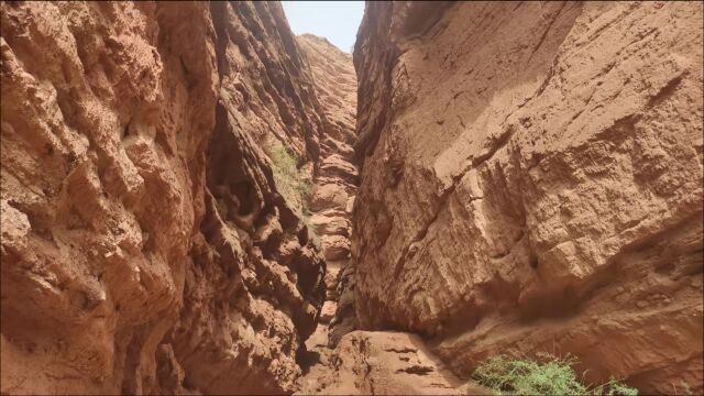 独自探秘张掖平山湖大峡谷,可以媲美科罗拉多大峡谷,仿佛步入侏罗纪世界,在一线天山洞发现一位独行美女,太胆大了