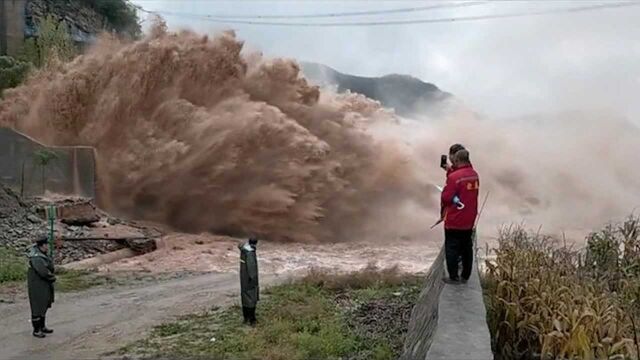 山西清徐乌马河洪水决堤 上万群众转移!直击祁县子洪水库泄洪现场