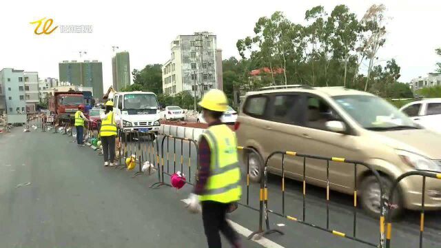 化州市代市长邓向明到广海路改造施工现场办公