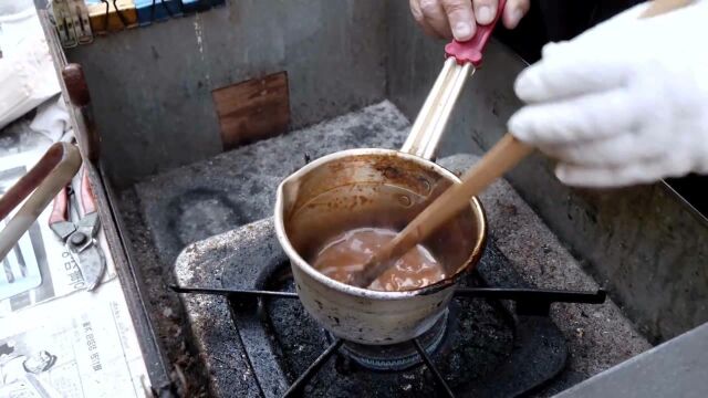 街边偶遇大妈做大板糖,现场手工制作,熬糖浆很治愈