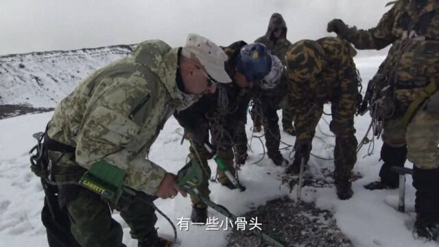 考古队去探索当年的战场厄尔布鲁士山,仍能看到士兵的骨头和子弹