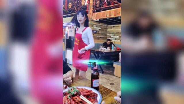 美女喝啤酒真豪放,大哥看懵了,好有味道