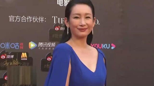 秦海璐蓝色战袍红毯秀,看到线条我慕了!从里到外美感十足丨微博