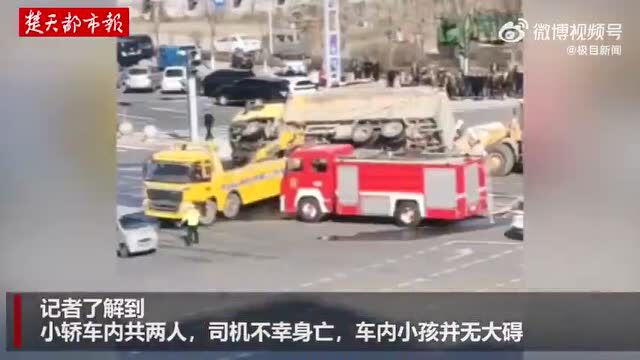 山西一满载大货车压瘪小轿车,致1死1伤!