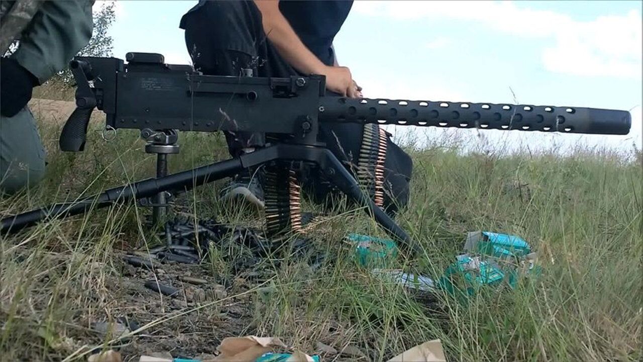 勃朗宁m1919a4式重机枪射击实测,手摇发射真的能瞄准目标吗?