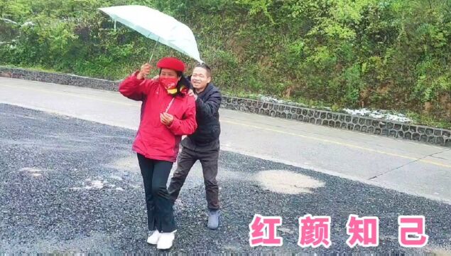 神龙架下大雪被困山里,大姐跳舞我们一块赏雪,玩的跟小孩似的