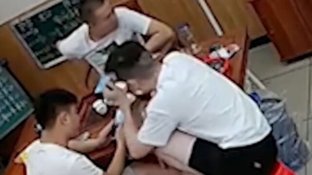 3男子喝茶20公分蜈蚣从天而降,当事人:吓得脸和脖子都红了