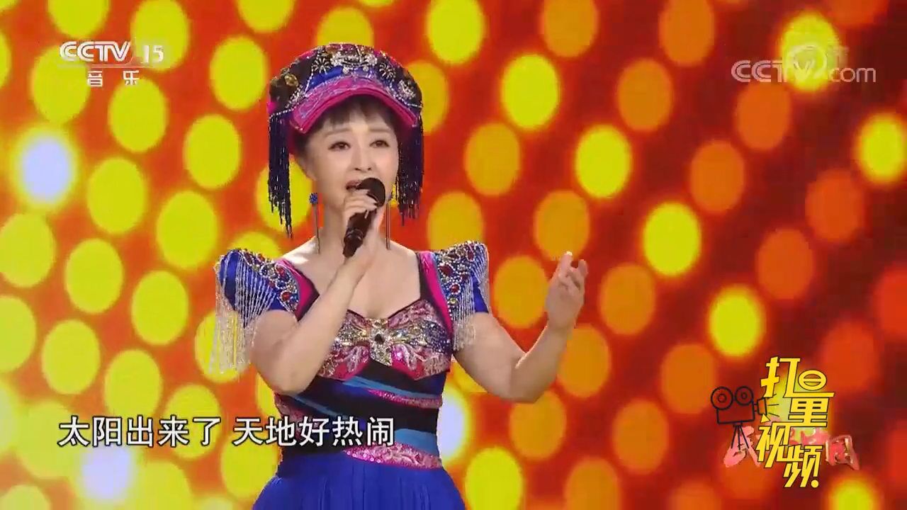 曲比阿乌演唱一首《走在阳光下》,温暖的嗓音,听不够