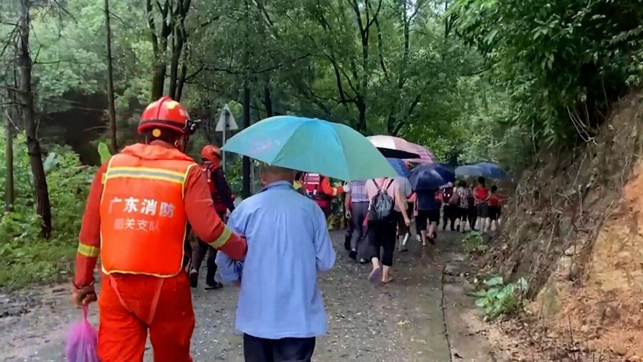 韶关暴雨引发村庄内涝,32名受困群众被救援队伍安全转移