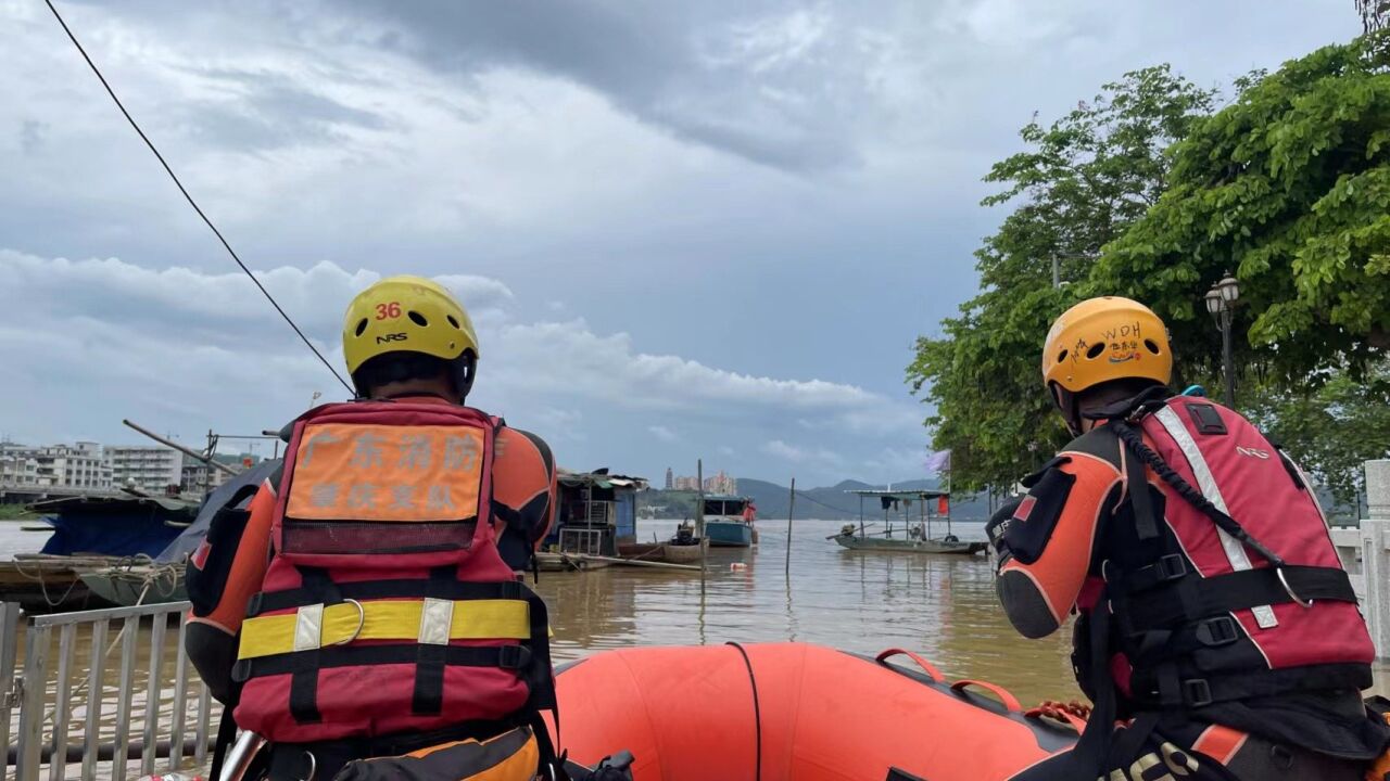 西江水位上涨沿江街道被淹,肇庆消防驾驶橡皮艇转移11人