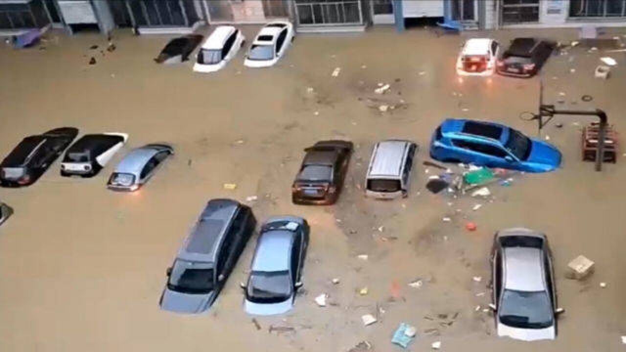 强降雨致广西南丹受灾严重,多辆汽车被冲走,楼房一楼被洪水淹没