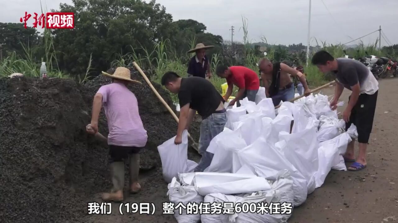 西江水位持续高位广西梧州民众筑沙包防汛控洪