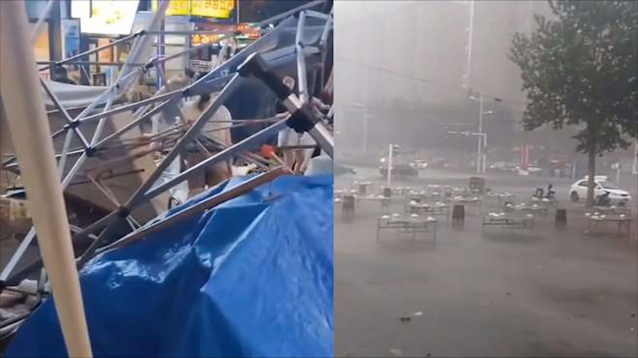 郑州中牟县遭暴雨 夜市棚伞被掀翻剩铁架子 大雨呈片状倾泻