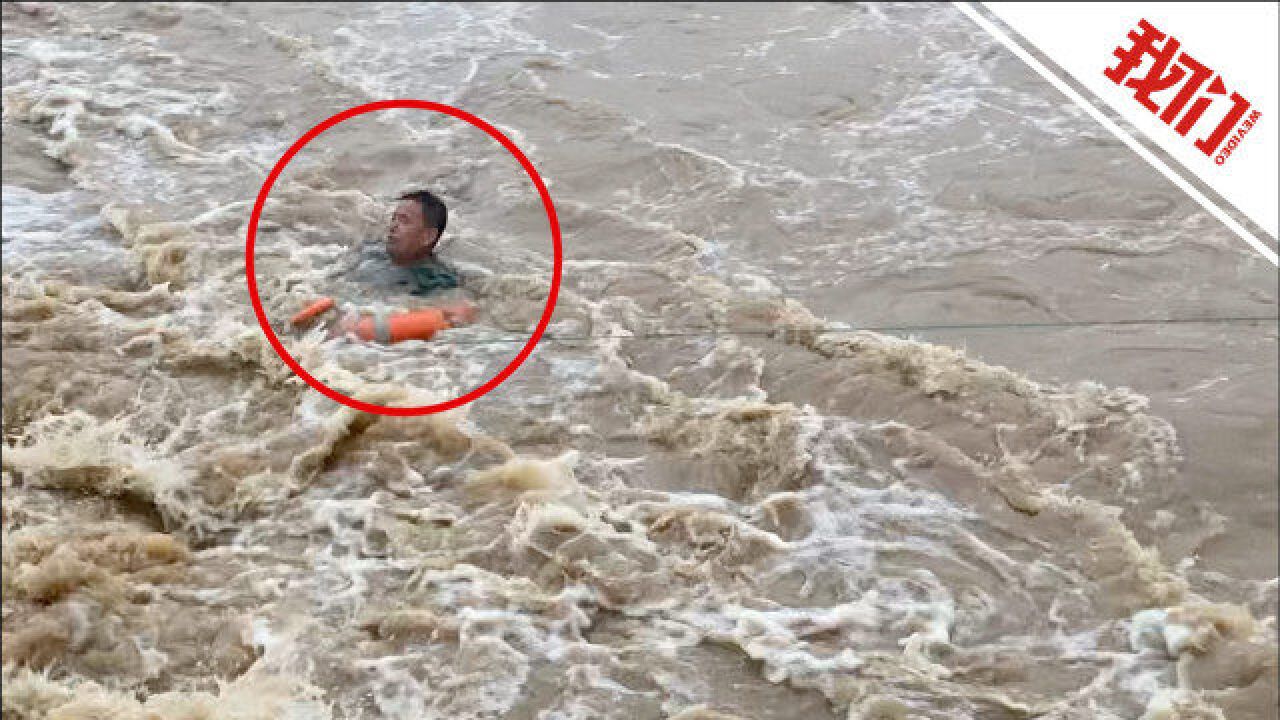 辽宁大连暴雨一男子跌落河里水淹至胸部 危急时刻消防员抛出救生圈