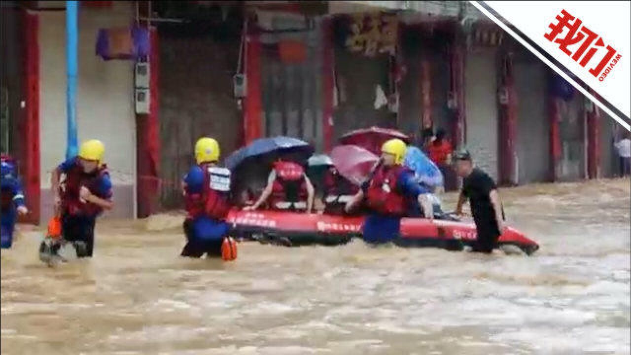 航拍广东连平洪灾救援:3小时降雨近150毫米 消防员用皮划艇转移居民